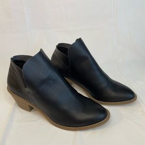 Women’s Universal Thread Ankle Boots Black Slip On Size 7.5 Indie Booties Raw